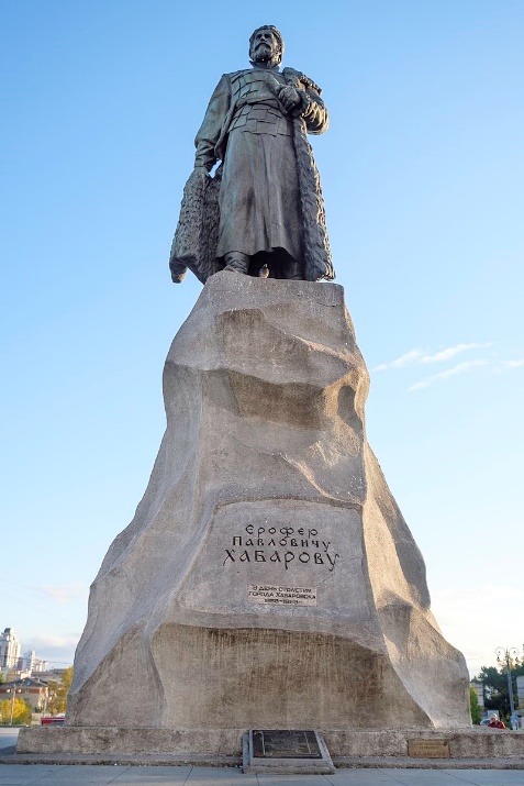 Памятник Ерофею Хабарову на Привокзальной площади Хабаровска